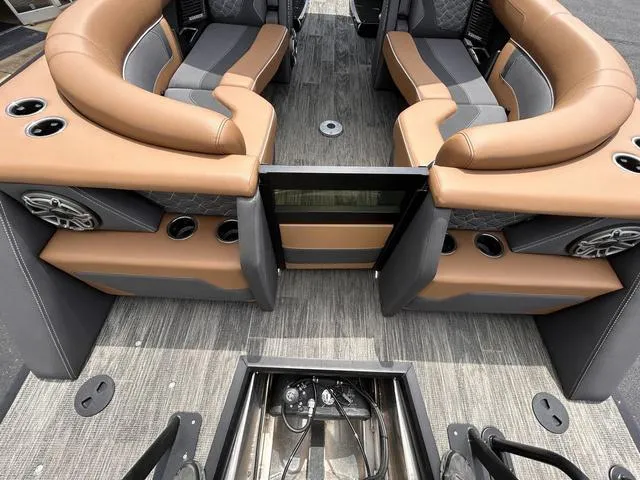 Slide: The Image of Viaggio D26UWA Tri-Toon (27" Tubes) 2025 - 6