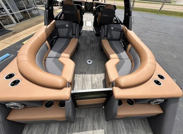 Slide: The Image of Viaggio D26UWA Tri-Toon (27" Tubes) 2025 - 7