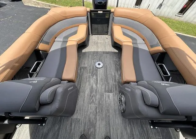 Slide: The Image of Viaggio D26UWA Tri-Toon (27" Tubes) 2025 - 8