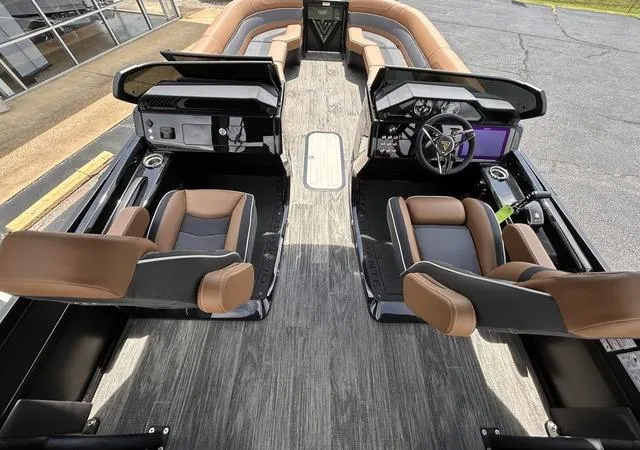 Slide: The Image of Viaggio D26UWA Tri-Toon (27" Tubes) 2025 - 9