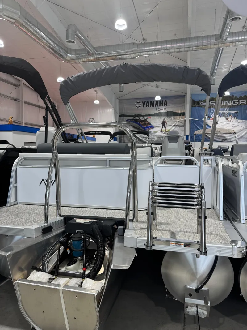 Slide: The Image of 2025 Avalon 2385 25 LSZ VRL pontoon boat displayed indoors with Yamaha signage. - 13