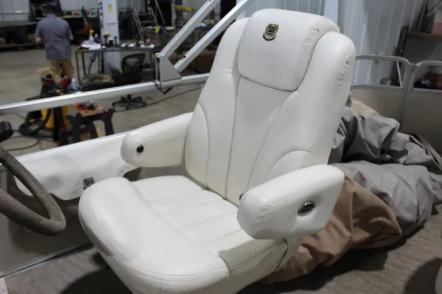 Slide: The Image of Premier 235 Escapade RE 2005 - 18