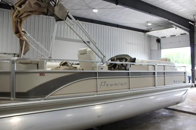 Slide: The Image of Premier 235 Escapade RE 2005 - 5