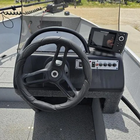 Slide: The Image of Lund 1600 Fury SS 2022 - 10