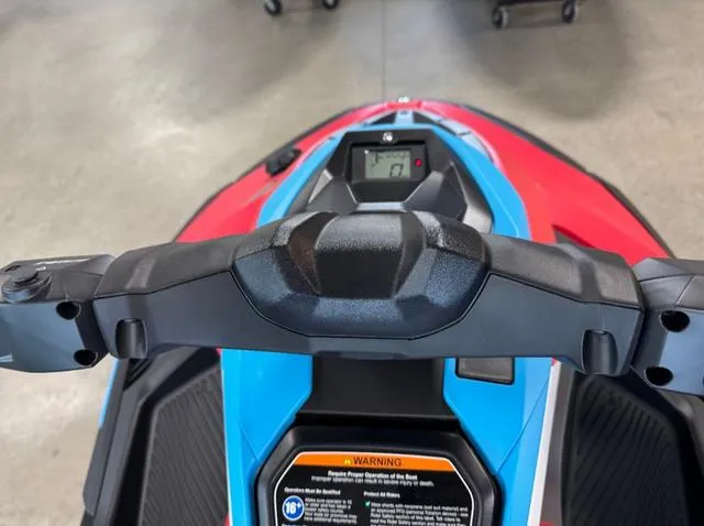 Slide: The Image of Yamaha JETBLASTER DLX IMPERIAL RED/BLACK 2025 - 5