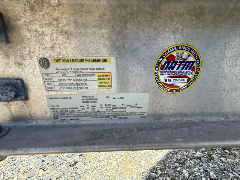 Slide: The Image of Sticker and label on Contender 27 Tournament 2002 trailer, showing tire and loading information. - 34