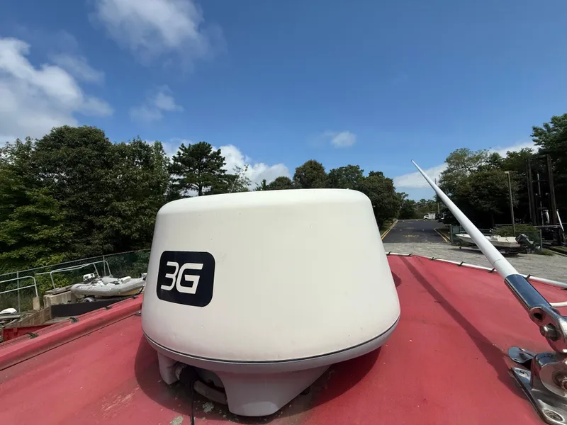 Slide: The Image of 3G antenna on 2002 Contender 27 Tournament boat under clear blue sky. - 39