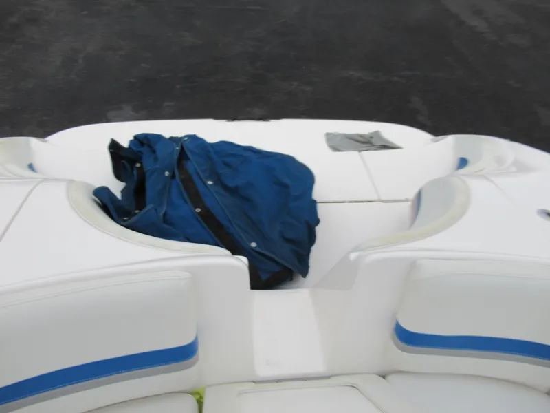 Slide: The Image of 2004 Yamaha Boats SX230 with white and blue seating. - 20