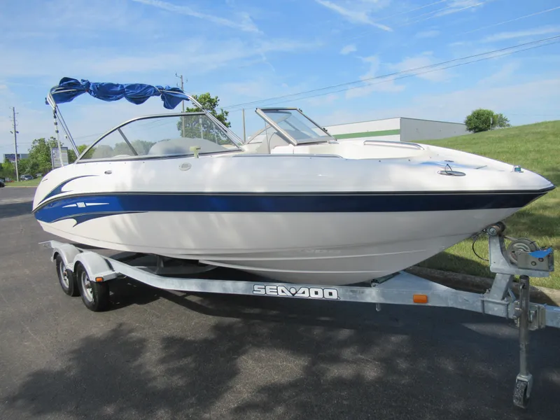 Slide: The Image of 2004 Yamaha Boats SX230 on a trailer, ready for transport. - 5