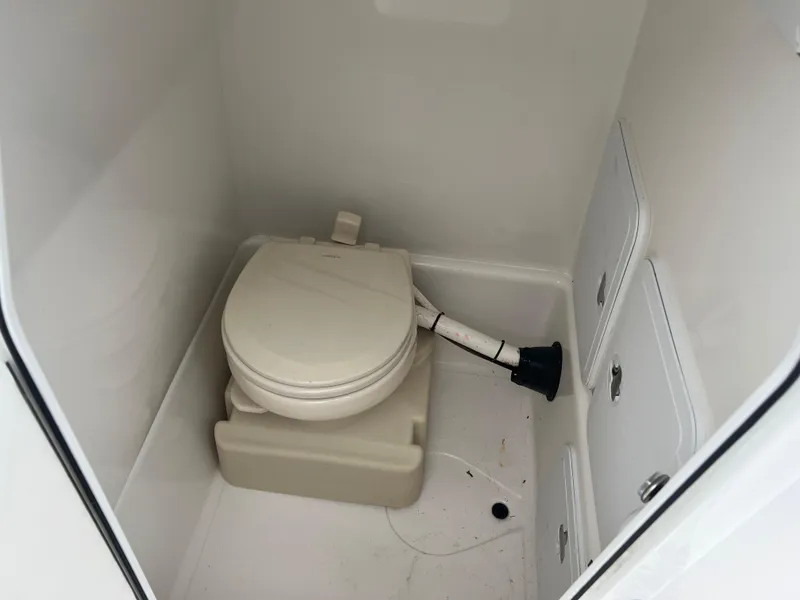 Slide: The Image of Edgewater 245CC 2018 - 25