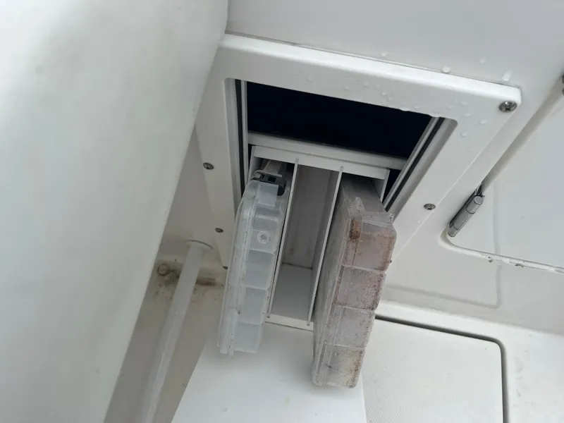 Slide: The Image of Edgewater 245CC 2018 - 32