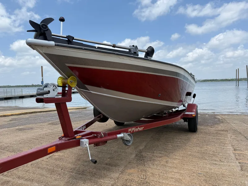 Slide: The Image of 2002 Fisher 16 Pro Avenger boat interior with seat and trolling motor. - 45