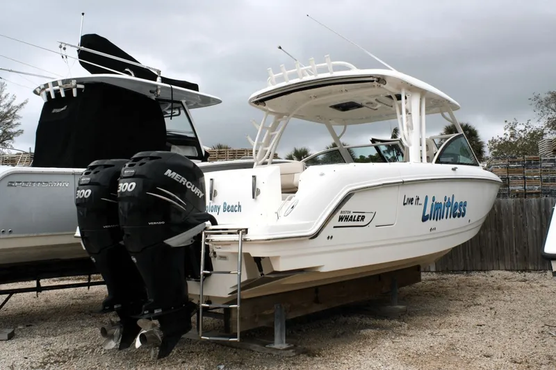 Slide: The Image of Boston Whaler 320 Vantage 2017 - 0