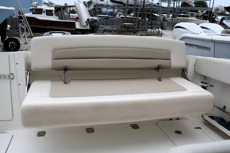 Slide: The Image of Boston Whaler 320 Vantage 2017 - 15