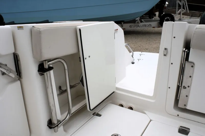 Slide: The Image of Boston Whaler 320 Vantage 2017 - 19