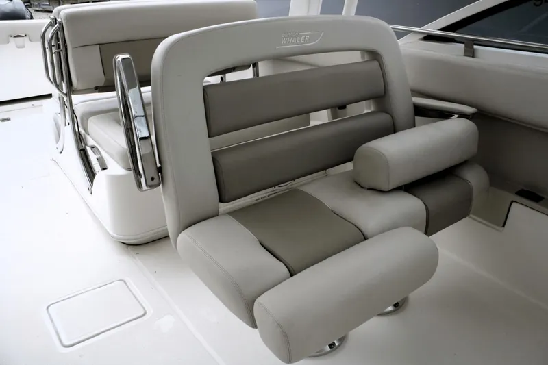 Slide: The Image of Boston Whaler 320 Vantage 2017 - 41