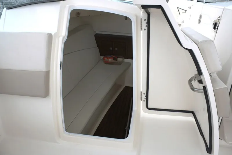 Slide: The Image of Boston Whaler 320 Vantage 2017 - 43