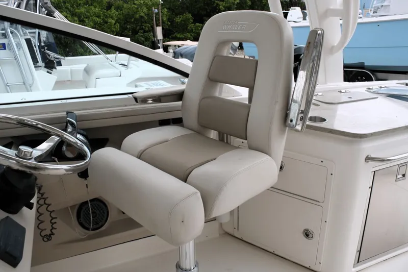 Slide: The Image of Boston Whaler 320 Vantage 2017 - 45