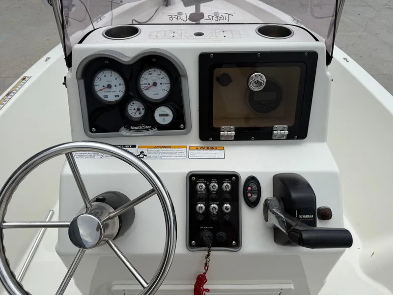 Slide: The Image of NauticStar 1810 2017 - 11