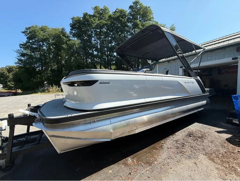 Slide: The Image of Manitou Cruise 22 Max Switchback 2025 - 10