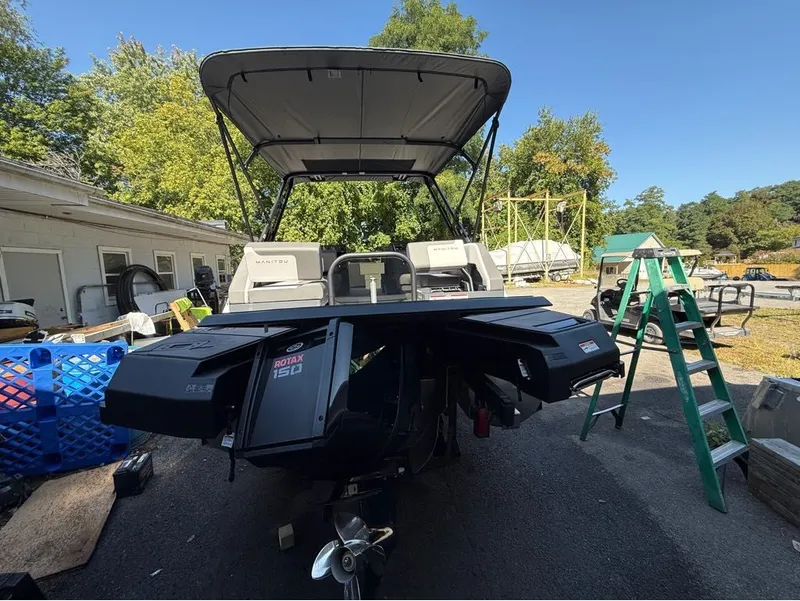 Slide: The Image of Manitou Cruise 22 Max Switchback 2025 - 12