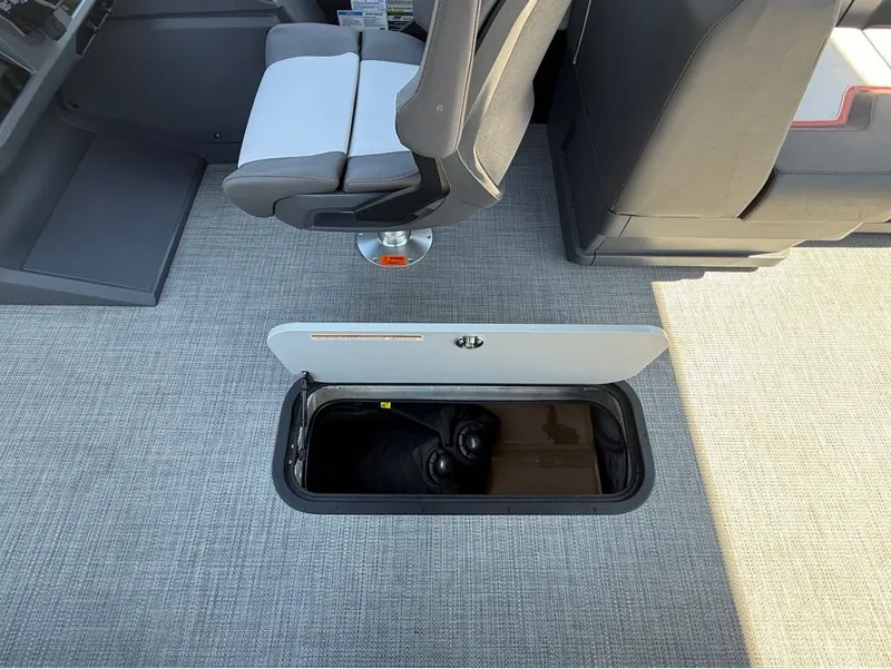 Slide: The Image of Manitou Cruise 22 Max Switchback 2025 - 3