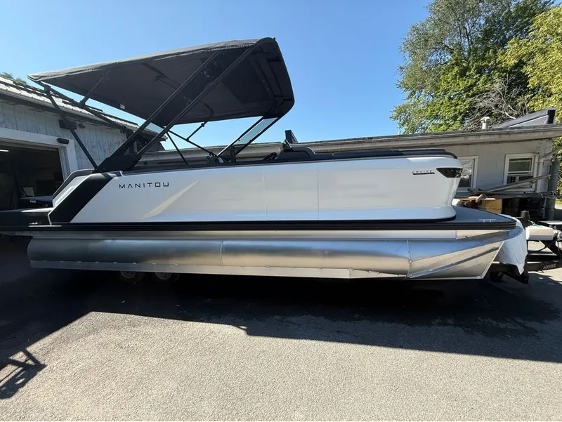 Slide: The Image of Manitou Cruise 22 Max Switchback 2025 - 4