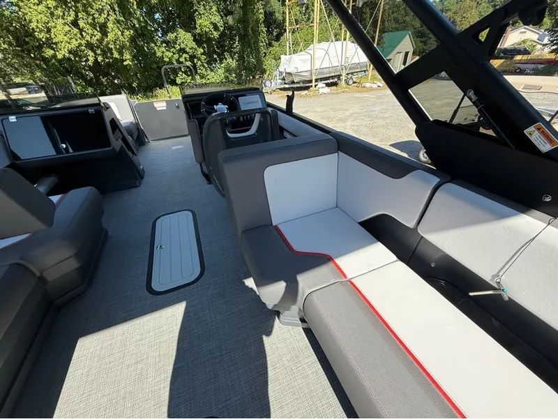 Slide: The Image of Manitou Cruise 22 Max Switchback 2025 - 5