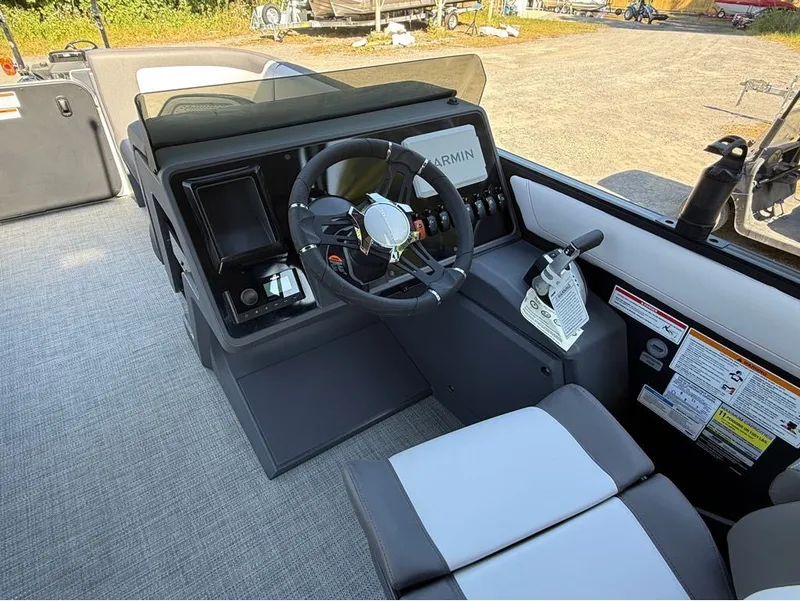 Slide: The Image of Manitou Cruise 22 Max Switchback 2025 - 9