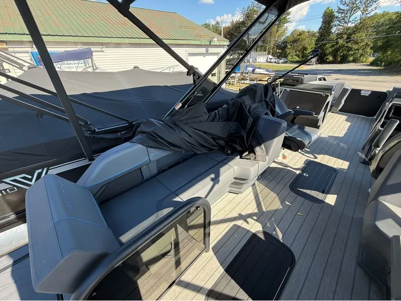 Slide: The Image of Manitou Explore 24 Max Navigator 2025 - 3