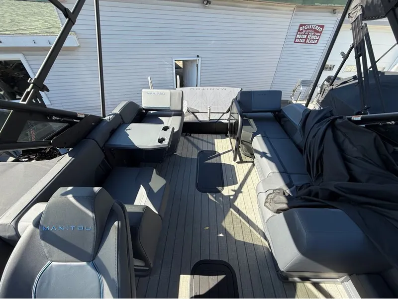 Slide: The Image of Manitou Explore 24 Max Navigator 2025 - 6