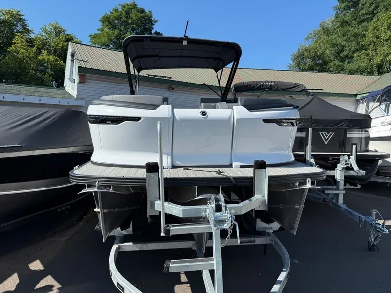 Slide: The Image of Manitou Explore 24 Max Navigator 2025 - 9