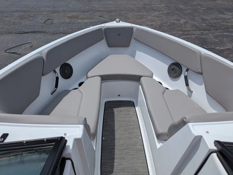 Slide: The Image of Four Winns H1 OB 2023 - 10