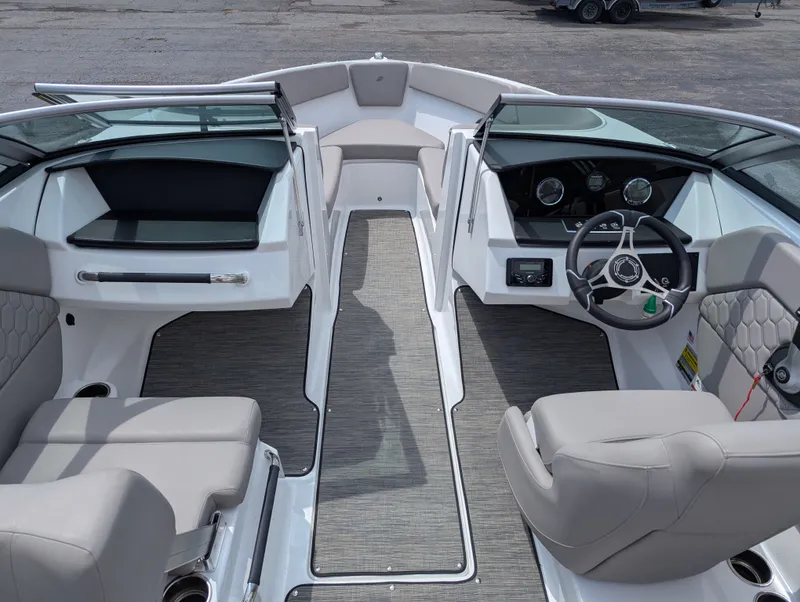 Slide: The Image of Four Winns H1 OB 2023 - 3