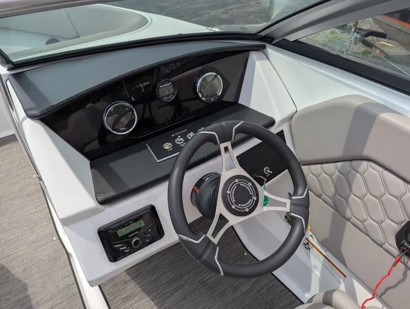 Slide: The Image of Four Winns H1 OB 2023 - 4