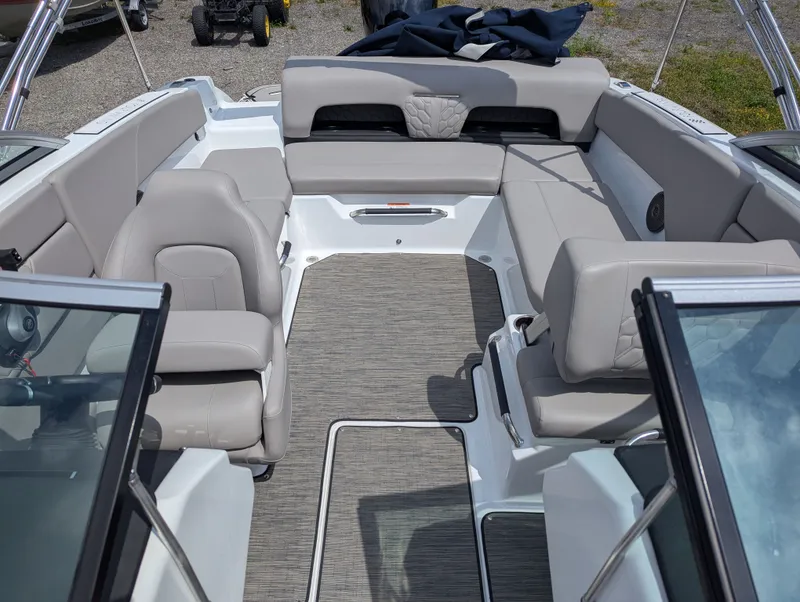 Slide: The Image of Four Winns H1 OB 2023 - 5