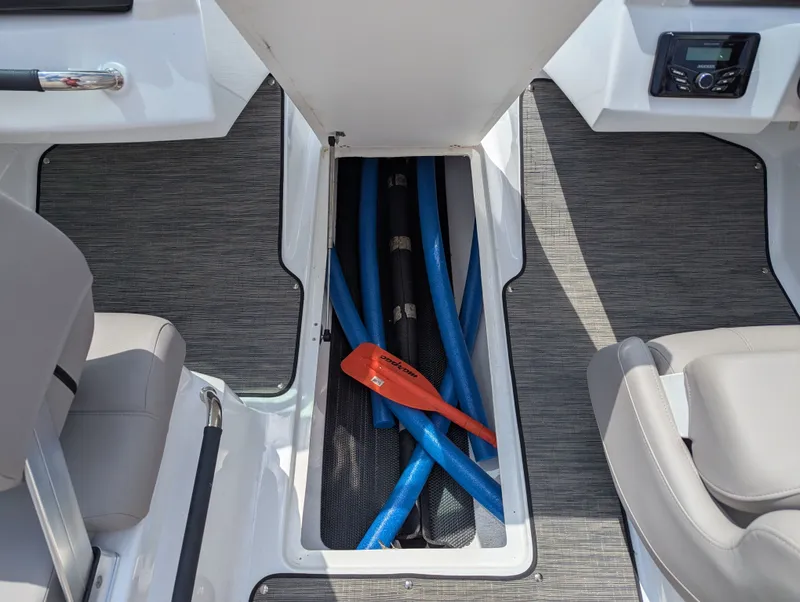 Slide: The Image of Four Winns H1 OB 2023 - 6