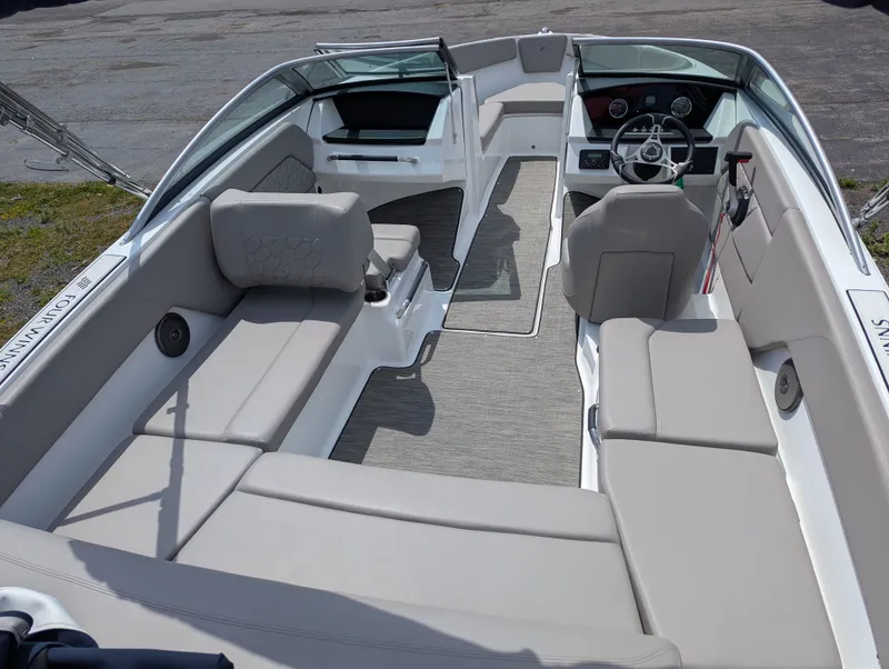 Slide: The Image of Four Winns H1 OB 2023 - 7