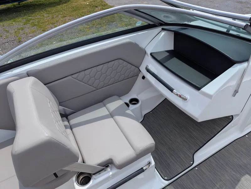 Slide: The Image of Four Winns H1 OB 2023 - 8