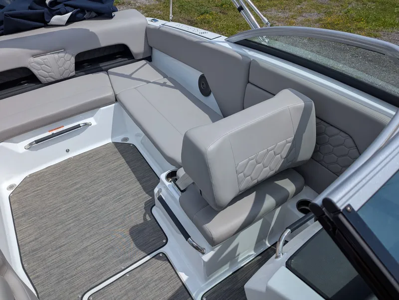 Slide: The Image of Four Winns H1 OB 2023 - 9