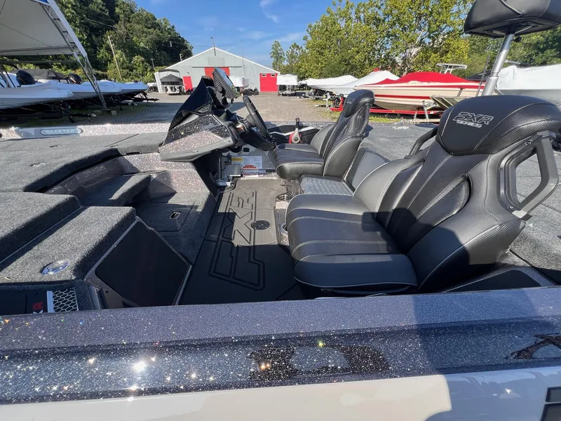 Slide: The Image of Skeeter FXR21 LE 2025 - 11