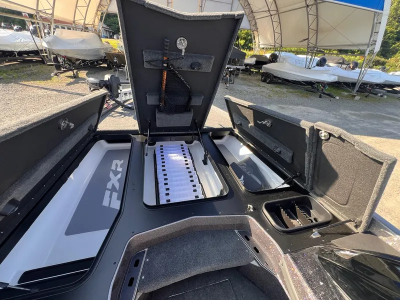 Slide: The Image of Skeeter FXR21 LE 2025 - 23