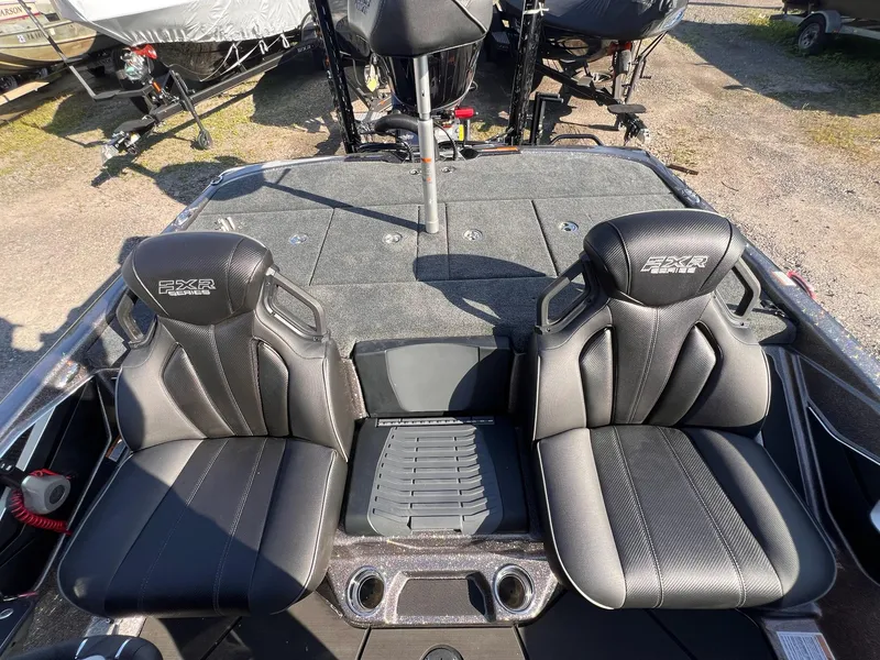 Slide: The Image of Skeeter FXR21 LE 2025 - 36