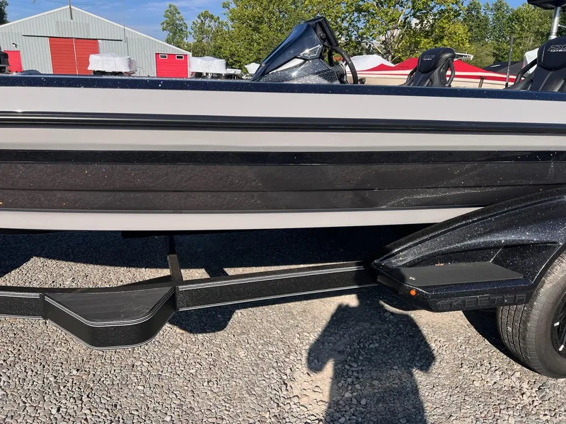 Slide: The Image of Skeeter FXR21 LE 2025 - 40