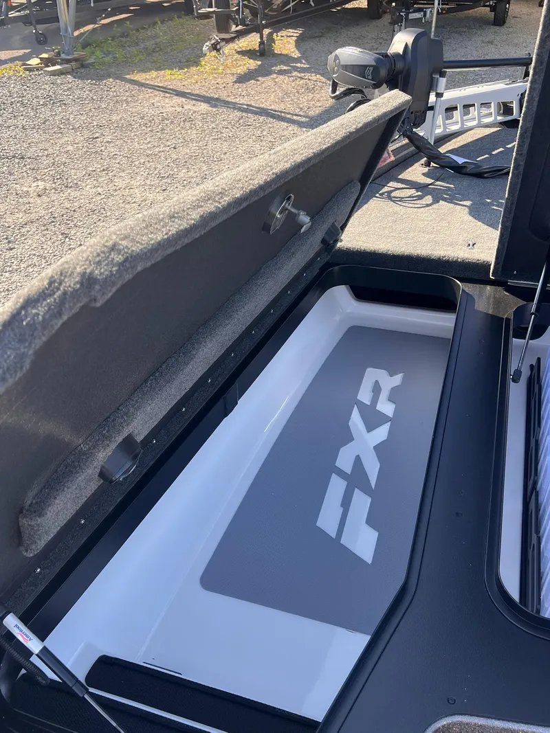 Slide: The Image of Skeeter FXR21 LE 2025 - 44