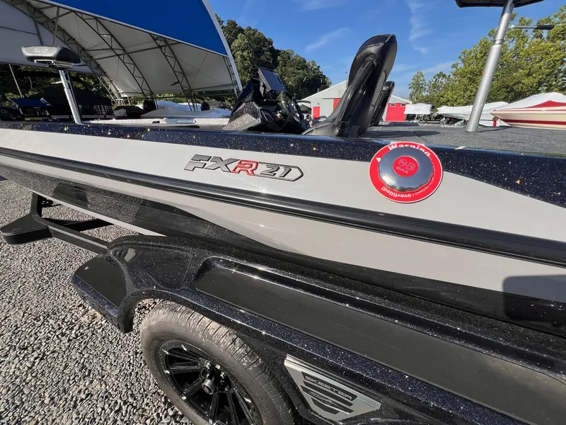 Slide: The Image of Skeeter FXR21 LE 2025 - 6