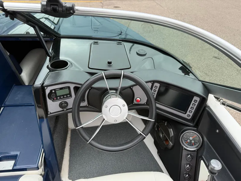 Slide: The Image of MasterCraft ProStar 2019 - 10