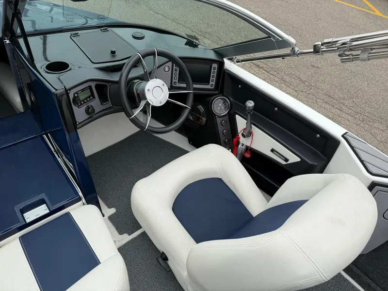 Slide: The Image of MasterCraft ProStar 2019 - 9
