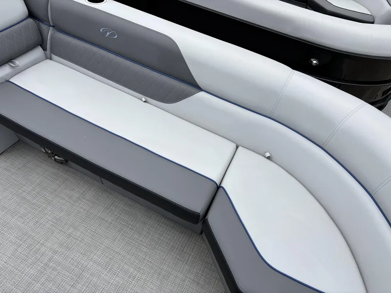 Slide: The Image of Veranda Vista Series VS22RC 200HP 2025 - 5