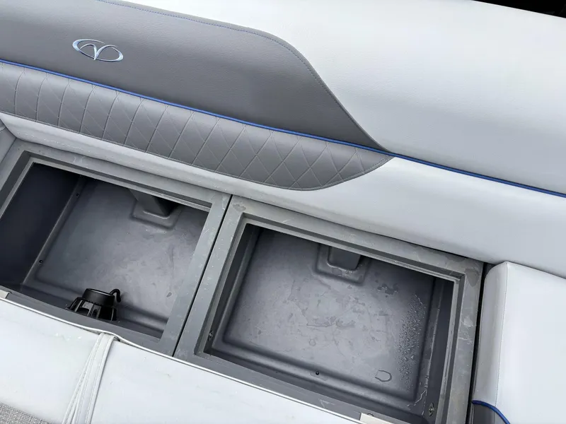 Slide: The Image of Veranda Vista Series VS22RC 200HP 2025 - 6